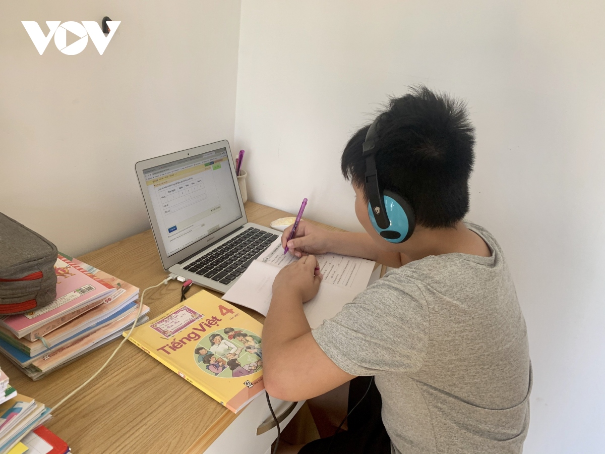 Phụ huynh Đắk Lắk băn khoăn với hình thức học trực tuyến đối với học sinh tiểu học
